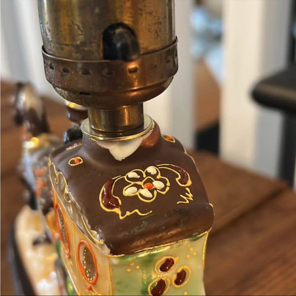 Vintage Horse and Carriage Lamp with Shade - Picture 2 of 7